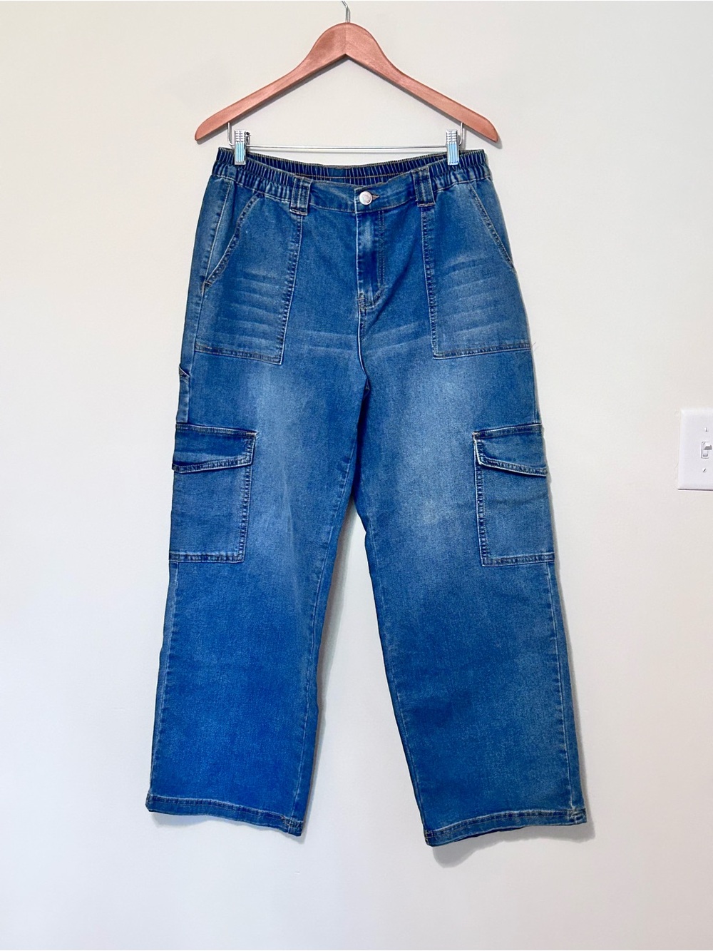 NWOT’s Almost Famous Relaxed Cargo Blue Jeans with Stretch Waistband Size XL/15